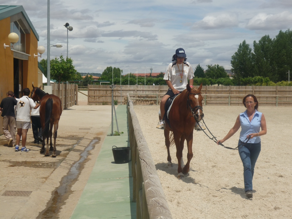 Marcela guiando a Coco